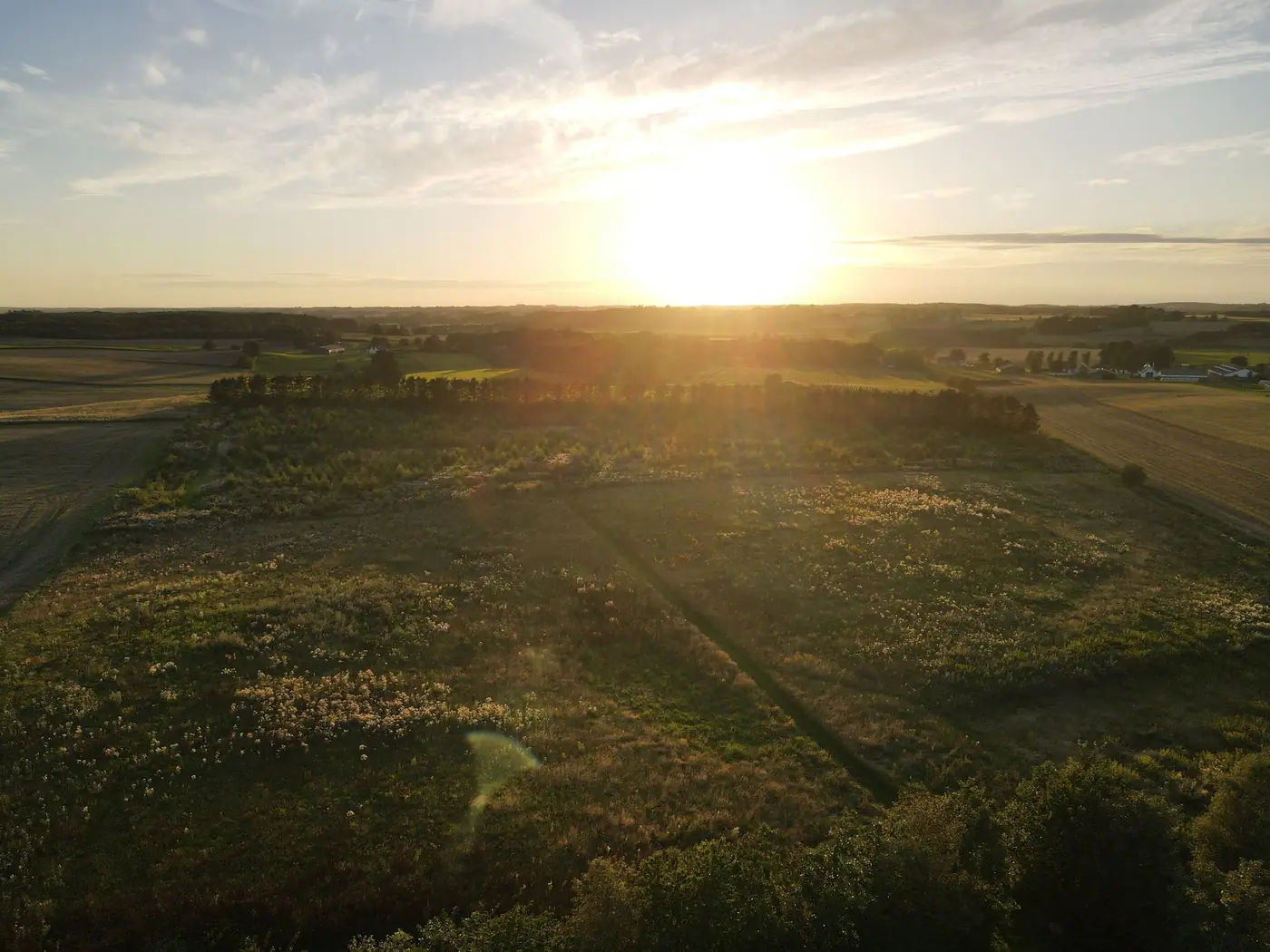 Landskab i solnedgang, set fra drone