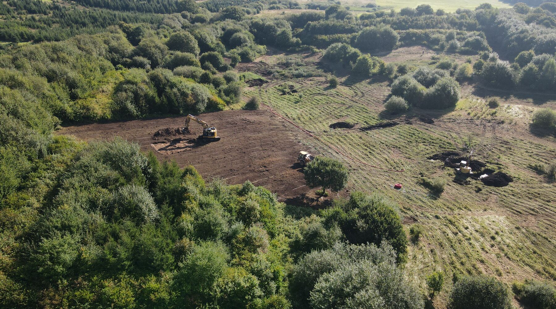 Naturareal under restaurering set fra drone — jordarbejde og randzoner